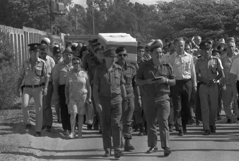 وصول نعش إحدى قتلى عملية عنتيبي إلى مقبرة قرب تل أبيب يوم 5 يوليو/تموز 1976 (وكالة أسوشييتد برس)