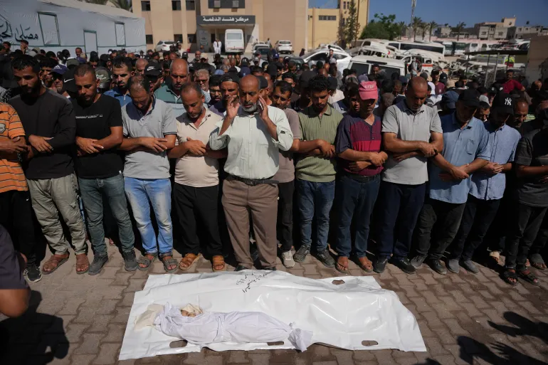 غارات إسرائيلية توقع شهداء في قطاع غزة وسط أزمة حادة بالأكفان والمقابر