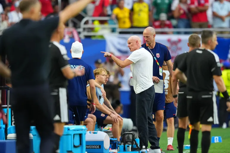 مدرب منتخب النرويج ستالي سولباكن يسجل اعتراضه على هدف بيلينغهام خلال مباراة ربع نهائي كأس العالم 2026 أمام إنجلترا (أسوشيتد برس)