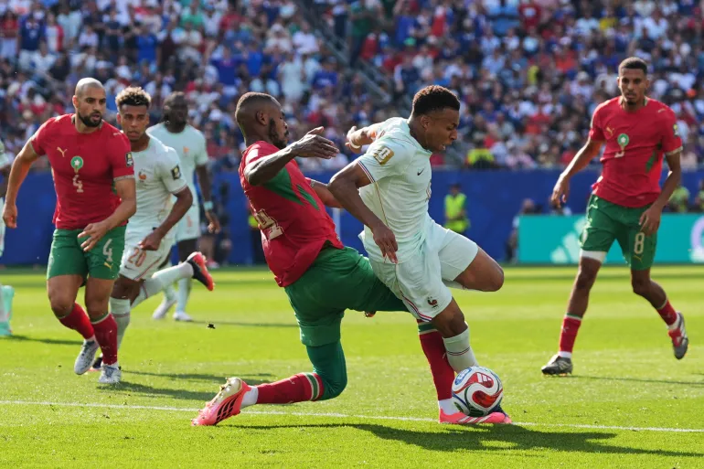  المغربي عيسى ديوب يتنافس مع كيليان مبابي خلال مباراة فرنسا والمغرب في ربع نهائي كأس العالم (أسوشيتد برس)