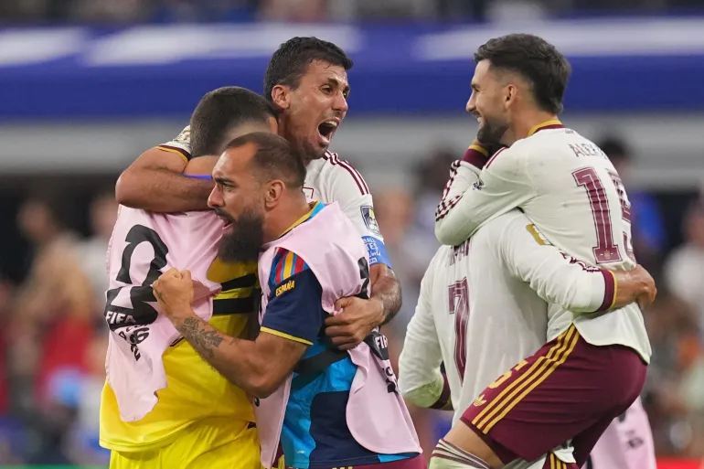 فرحة لاعبي المنتخب الإسباني بالتأهل لنهائي كأس العالم 2026 على حساب فرنسا (أسوشيتد برس)