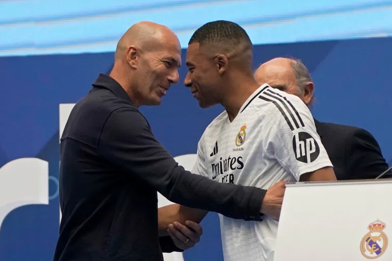 زين الدين زيدان يستعد لتدريب منتخب فرنسا (أسوشيتد برس)