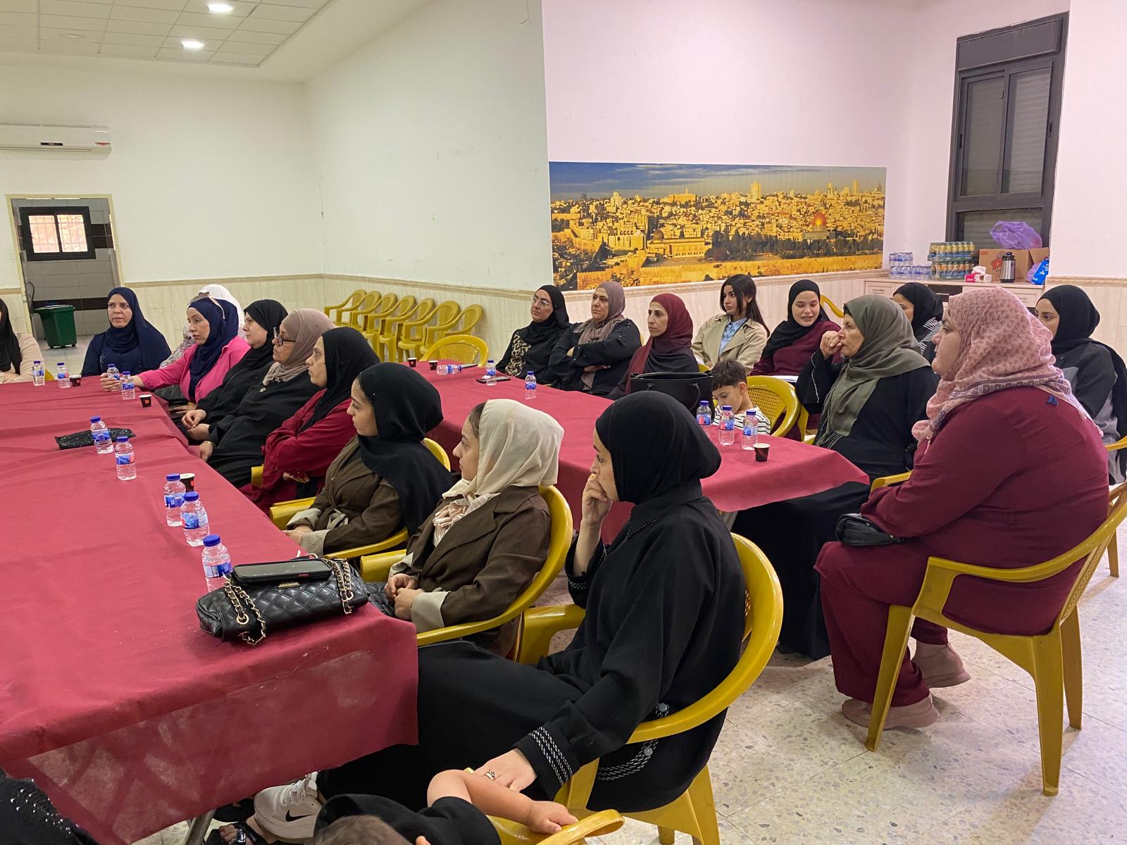 جمعية المرأة العاملة تنظم جلسة حوار بالتعاون مع مجلس ظل نعلين وبحضور ممثلي البلدية والنساء