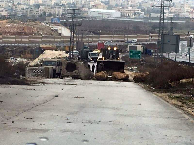 عزل كامل وتشديد للحصار.. الاحتلال يغلق كافة مداخل "بلدة سنجل" بالسواتر الترابية