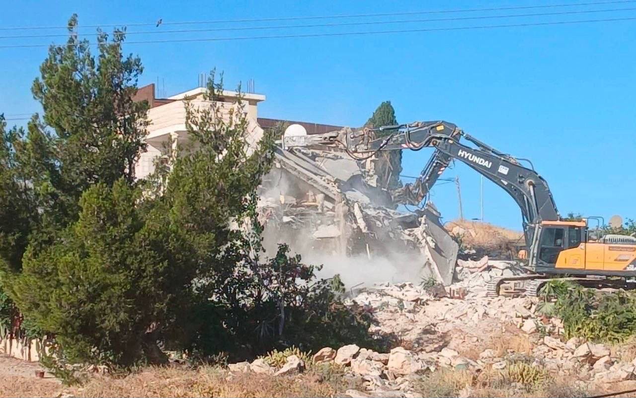 الاحتلال يشرع بهدم منزل في بلدة تقوع ويغلق محيطه جنوب شرق بيت لحم