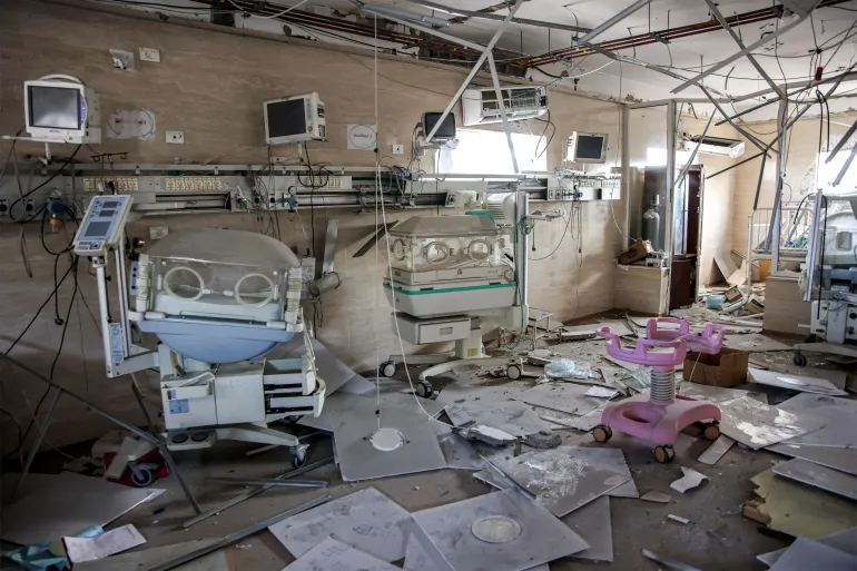 وحدة العناية المركّزة لحديثي الولادة في مستشفى "كمال عدوان" تحولت إلى خراب جراء القصف الإسرائيلي (الفرنسية)