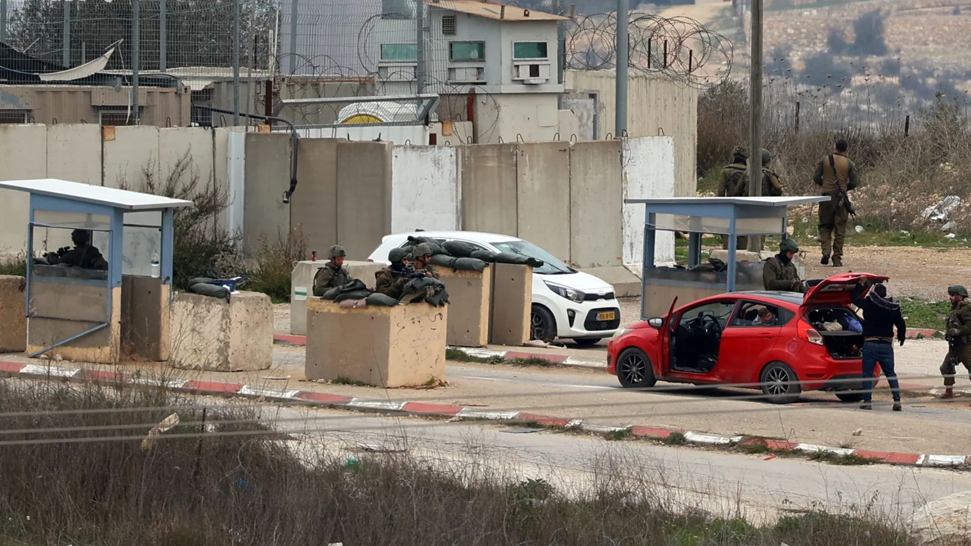 احتجاز 12 مواطناً بالقدس: الاحتلال يلاحق العمال قرب الحواجز