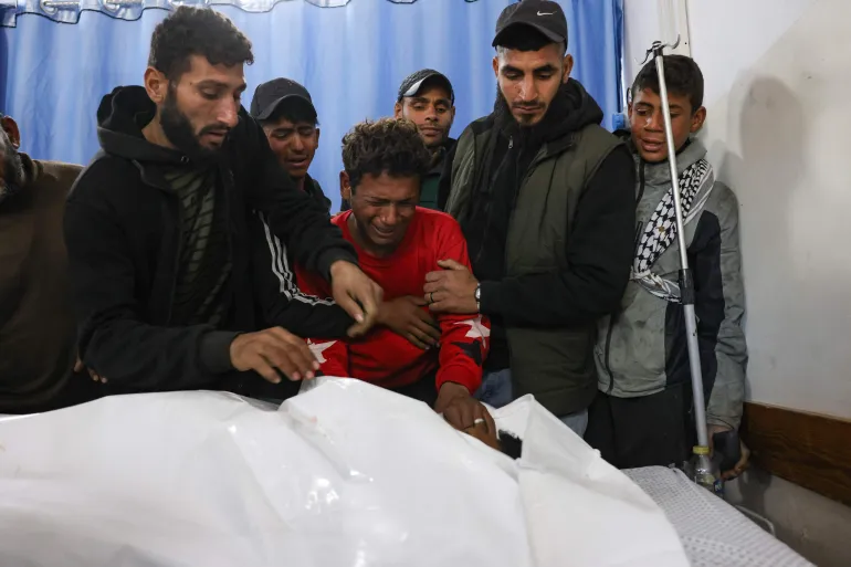 طيران الاحتلال يستهدف منزلاً سكنياً وسط قطاع غزة وتواصل عمليات القصف والنسف في خان يونس