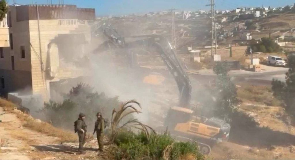 الاحتلال يشرع بهدم منزل في بلدة تقوع ويغلق محيطه جنوب شرق بيت لحم