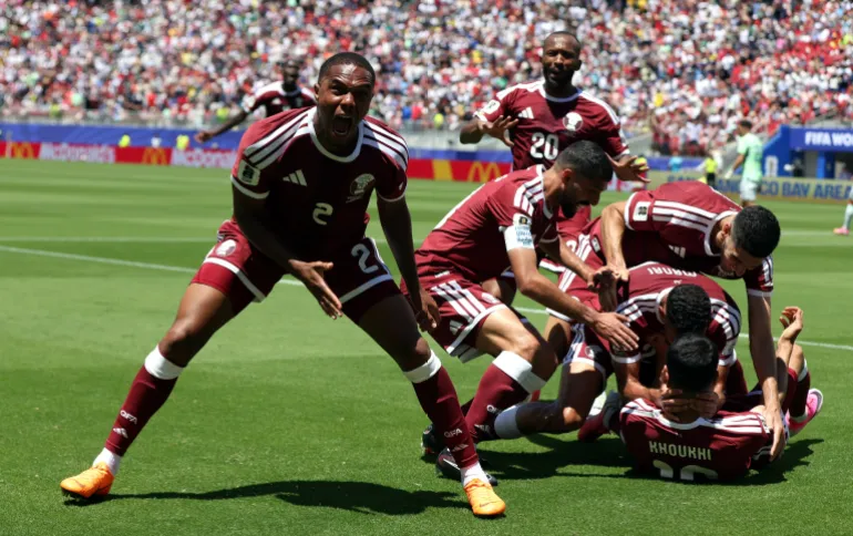 لاعبو منتخب قطر يحتفلون بتسجيل هدف التعادل أثناء مباراتهم ضد سويسرا في كأس العالم 2026 (الأوروبية)