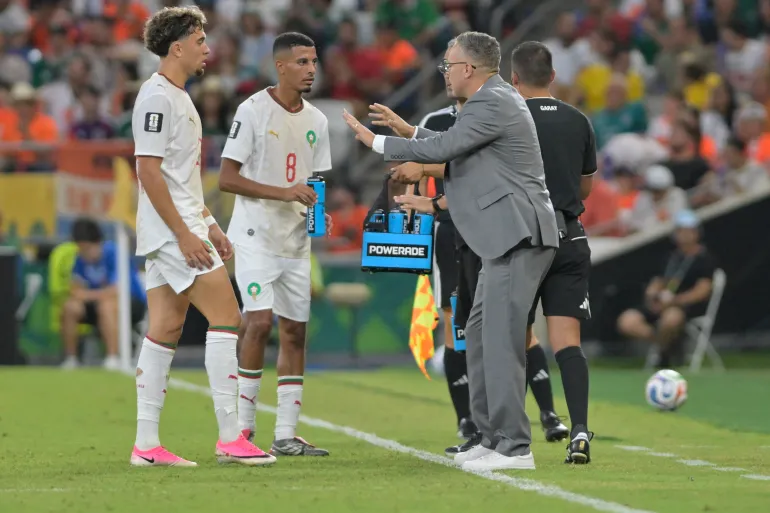 مدرب المغرب محمد وهبي يوجه لاعبيه خلال مباراة هولندا (الأوروبية)