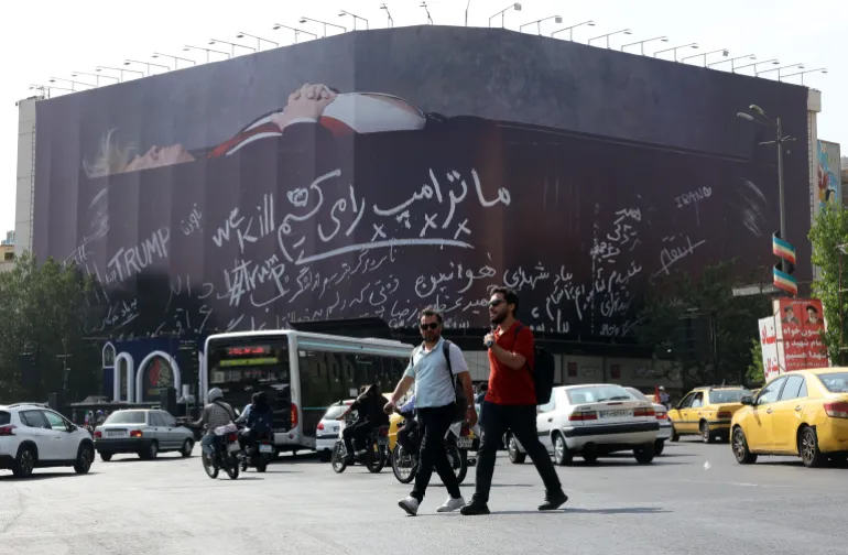 لوحة في أحد شوارع طهران تُظهر ترمب داخل نعش (الأوروبية)