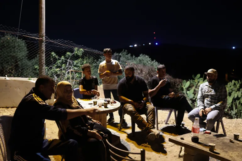 فلسطينيون يحرسون منازلهم في محاولة لمنع هجمات المستوطنين في قرية سنجل بالضفة الغربية (الأوروبية)