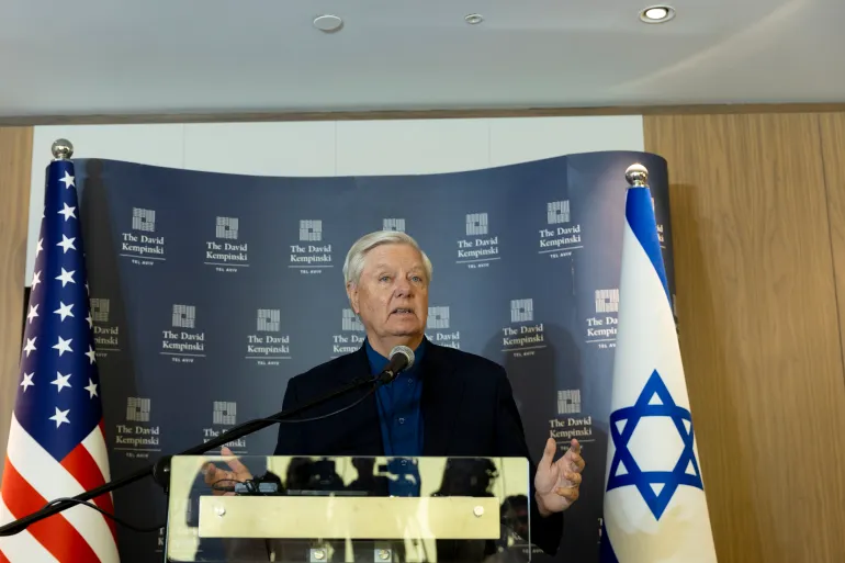 غراهام يتحدث في تل أبيب بعد اجتماعات في لبنان وإسرائيل، في أغسطس 2025 (غيتي)