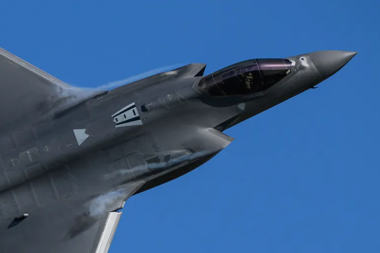 LAKENHEATH, ENGLAND - APRIL 08: A US-AF F-35 Lightning II stealth multirole fighter jet overflies RAF Lakenheath on April 08, 2026 in Lakenheath, England. Keir Starmer has pledged to deny the US permission to use British sovereign bases, including RAF Lakenheath for offensive operations against Iranian infrastructure. While limited access for defensive missions was previously approved, the UK has drawn a firm line against strikes targeting civilian facilities. Over the weekend President Donald Trump issued a "final warning" to Iran, threatening a massive four-hour "obliteration" of its civilian infrastructure if the Strait of Hormuz is not reopened by his deadline of 20:00 eastern time today. (Photo by Leon Neal/Getty Images)
حرب إيران وشراء المعدات يدفعان إلى زيادة الإنفاق العسكري في الولايات المتحدة (غيتي)