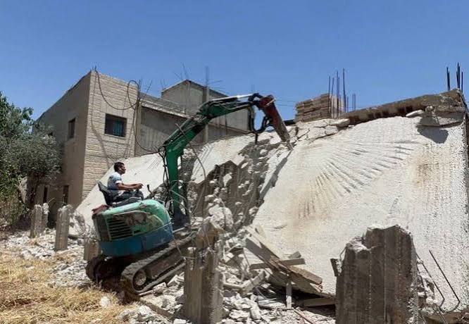 عائلة من 7 أفراد تبيت بلا مأوى جراء سياسة الهدم القسري التي تفرضها بلدية الاحتلال بالقدس