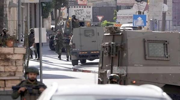 مواجهات واعتداءات.. الاحتلال يشن حملة اعتقالات واقتحامات واسعة في الضفة والقدس