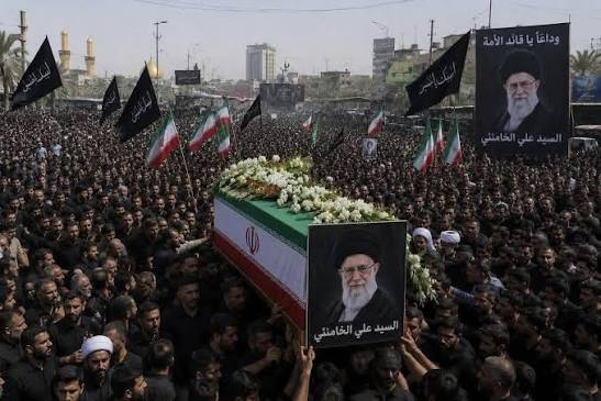 بدأت مراسم تشييع المرشد الإيراني السابق علي خامنئي في مسار جنائزي يستمر سبعة أيام