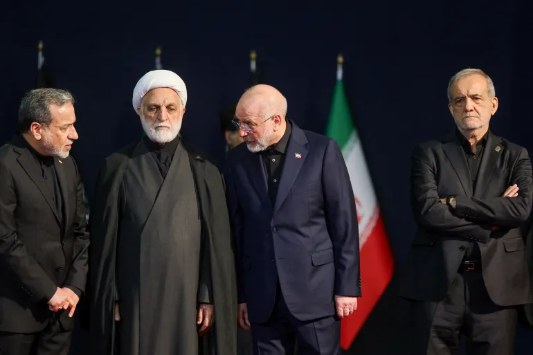 من اليمين إلى اليسار بزشكيان وقاليباف ورئيس السلطة القضائية وعراقجي خلال تشييع خامنئي في طهران (رويترز)