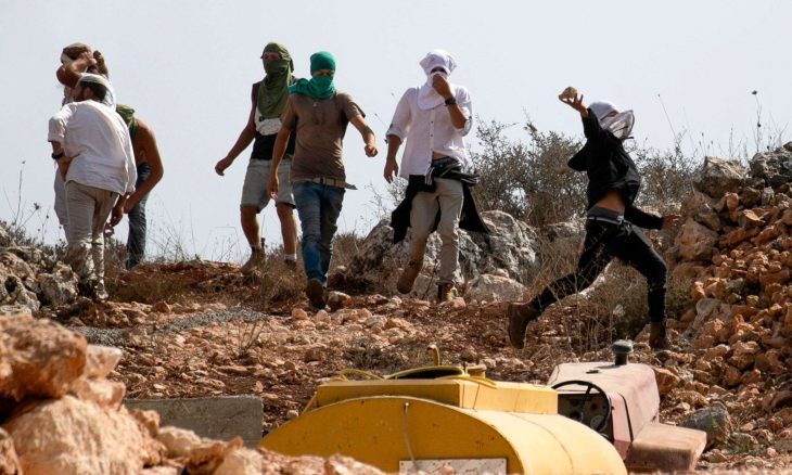ليلة ساخنة في الضفة والقدس: إصابات واستيلاء على منازل وبؤر استيطانية جديدة