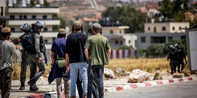 مستوطنون يهاجمون المواطنين والمتضامنين في بلدتي ترمسعيا وأبو فلاح شمال رام الله