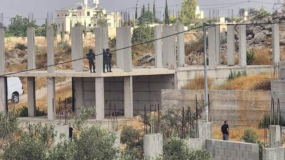 الاحتلال يهدم منزلين قيد الإنشاء بجرافاته العسكرية في قرية شقبا غرب رام الله
