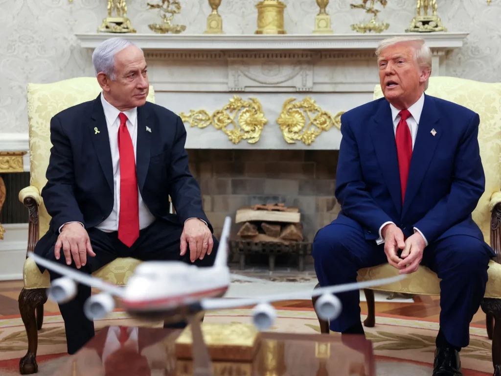 ترمب يستقبل نتنياهو في البيت الأبيض بعيداً عن الكاميرات لنيابة الملف الإيراني