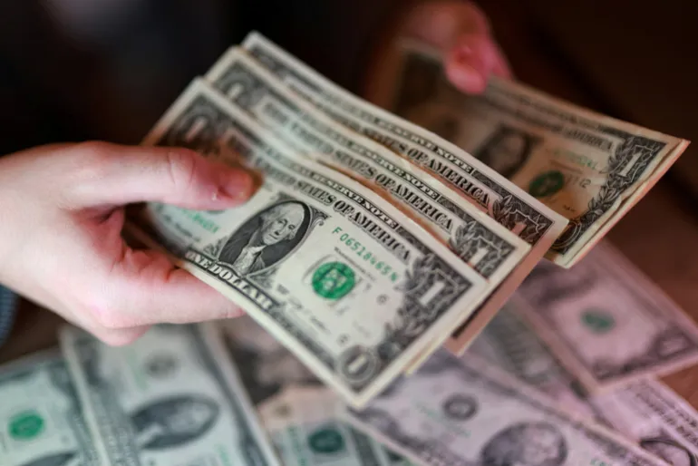 أوراق نقدية من فئة الدولار الأمريكي (رويترز)