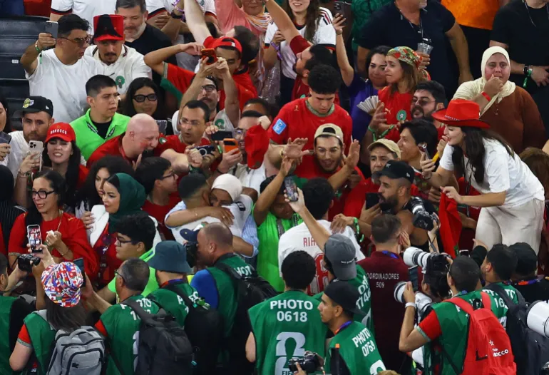 احتفالات عارمة في الملعب بعد الفوز على هولندا وتأهل المغرب إلى دور الـ16 (رويترز)