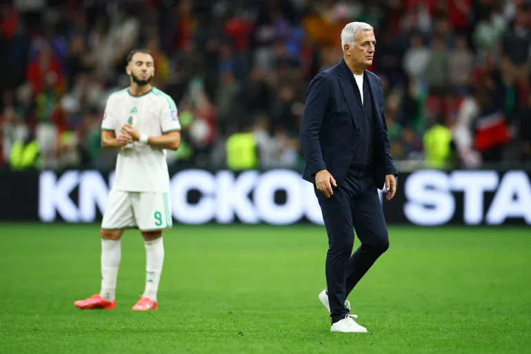 مدرب منتخب الجزائر بيتكوفيتش واجه موجةَ غضب جماهيري واسعة (رويترز)