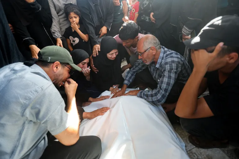 استشهاد طفل فلسطيني وإصابة آخرين بقصف مسيرة إسرائيلية شرقي غزة