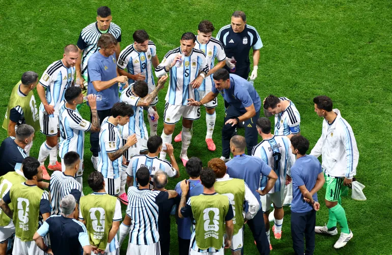 مدرب الأرجنتين ليونيل سكالوني يتحدث إلى لاعبيه خلال فترة الاستراحة لشرب المياه في مباراة دور الـ16 من كأس العالم 2026 أمام مصر (رويترز)