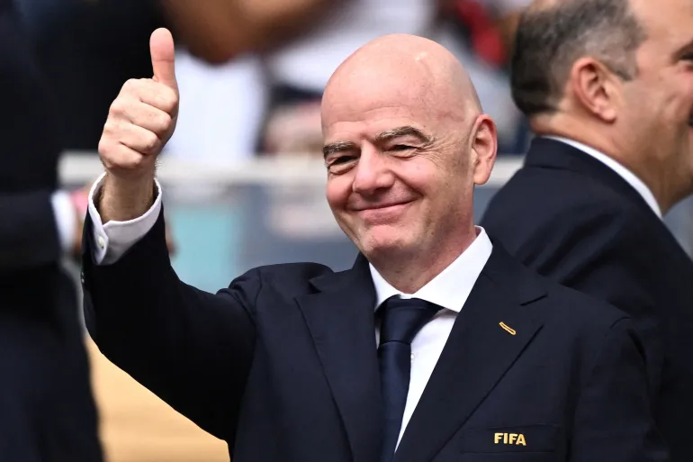 رئيس "فيفا" إنفانتينو يتابع من المدرجات مواجهة النرويج وإنجلترا في كأس العالم 2026 (رويترز)