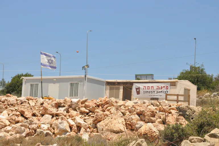 بؤرة استيطانية جديدة أقيمت على عشرات الدونمات المملوكة لعائلات فلسطينية من بلدة روقين قضاء سلفيت (الجزيرة)