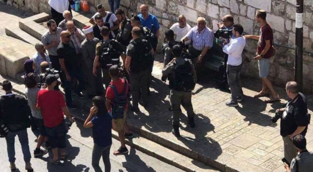 قوات الاحتلال تفرض حصاراً مشدداً وتخطف المفتي العام عقب انتهاء الخطبة مباشرة