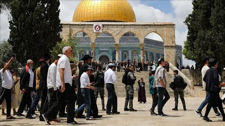 مجموعات استيطانية تؤدي طقوساً تلمودية وجولات استفزازية من جهة باب المغاربة بحراسة مشددة