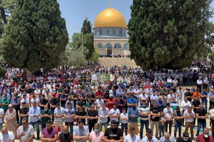 70 ألف فلسطيني يؤدون صلاة الجمعة في المسجد الأقصى رغم قيود الاحتلال