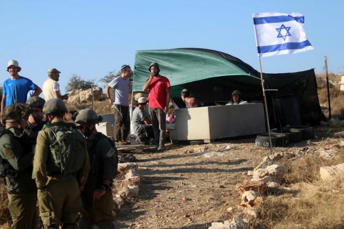 إجبار عائلة فلسطينية على إخلاء منزلها بشرق رام الله