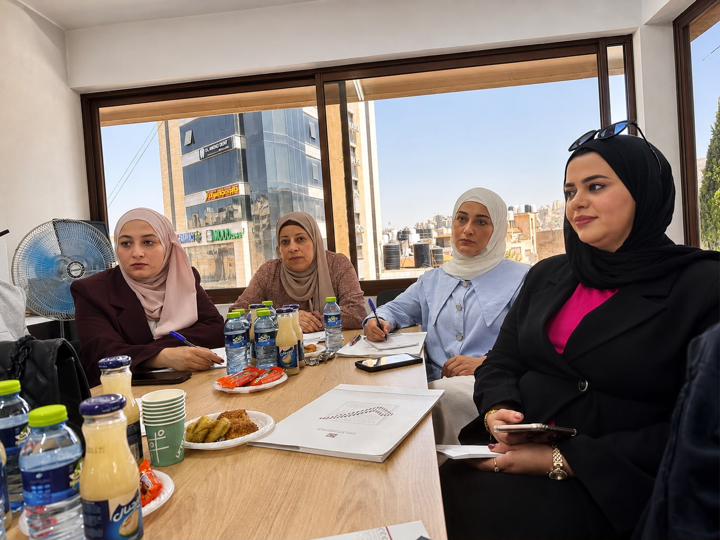 جمعية المرأة العاملة تحاضر مع لجنة الانتخابات بنابلس لتعزيز المشاركة السياسية