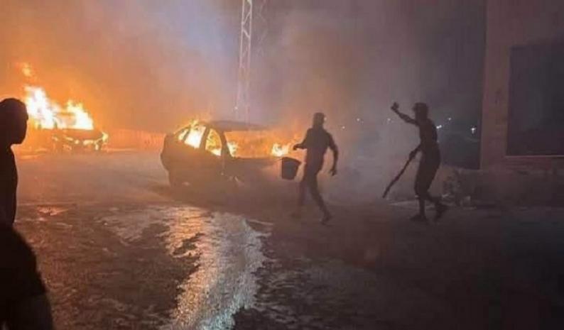 مستوطنون يحرقون 3 مركبات ويدمرون شبكة الكهرباء جنوب نابلس