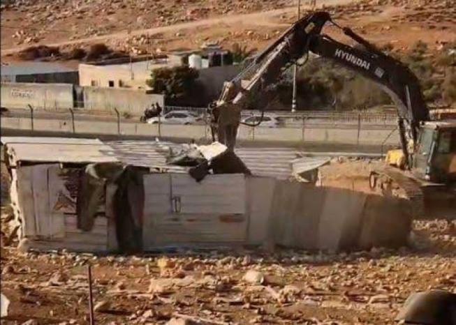 جرافات الاحتلال تنفذ عمليات هدم منشآت في الرأس الأحمر جنوب طوباس