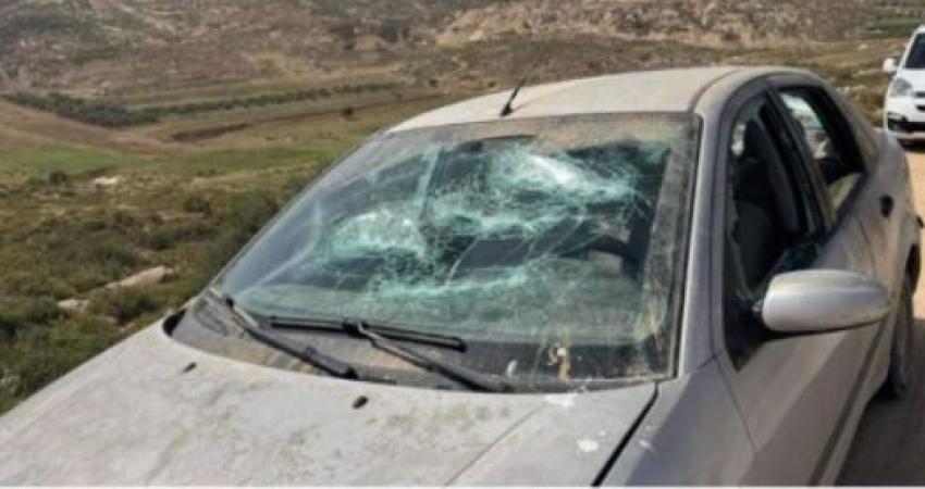 مستوطنون يهاجمون مركبات المواطنين في كفر مالك شرق رام الله