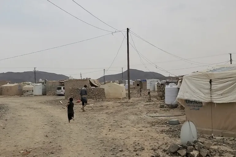 مساكن متواضعة للنازحين في مخيم السويداء غرب مأرب (الجزيرة)