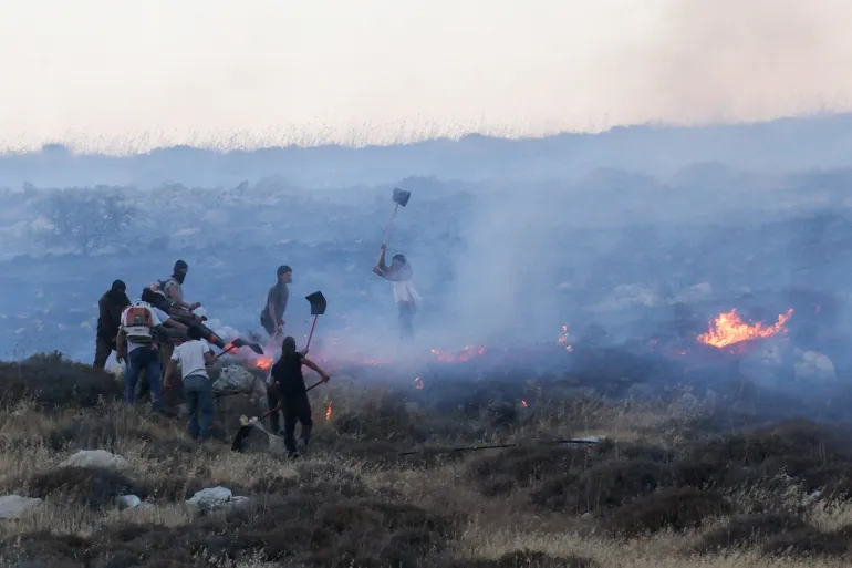 المستوطنون الإسرائيليون يحوّلون حياة سكان بلدة الطيبة في الضفة الغربية المحتلة إلى جحيم (رويترز)