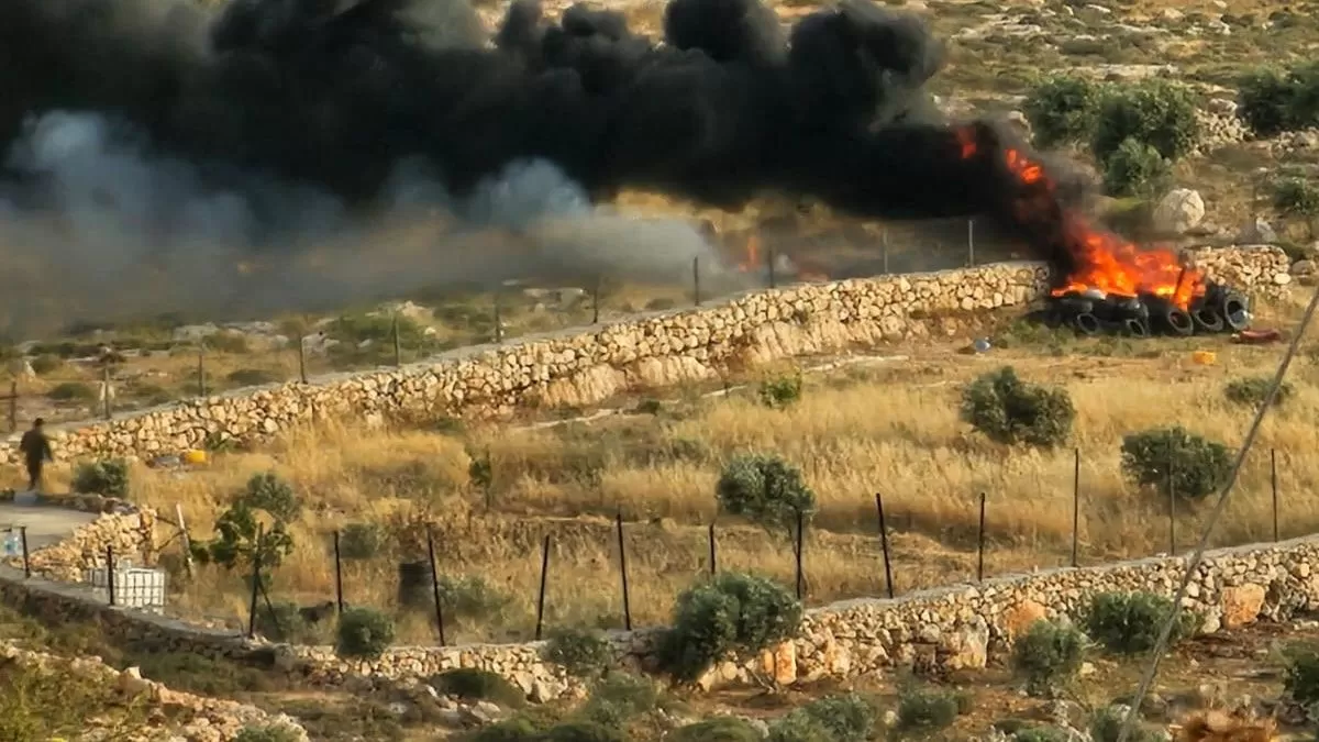 مستعمرون يضرمون النيران في أراض ببلدة برقة شمال غرب نابلس