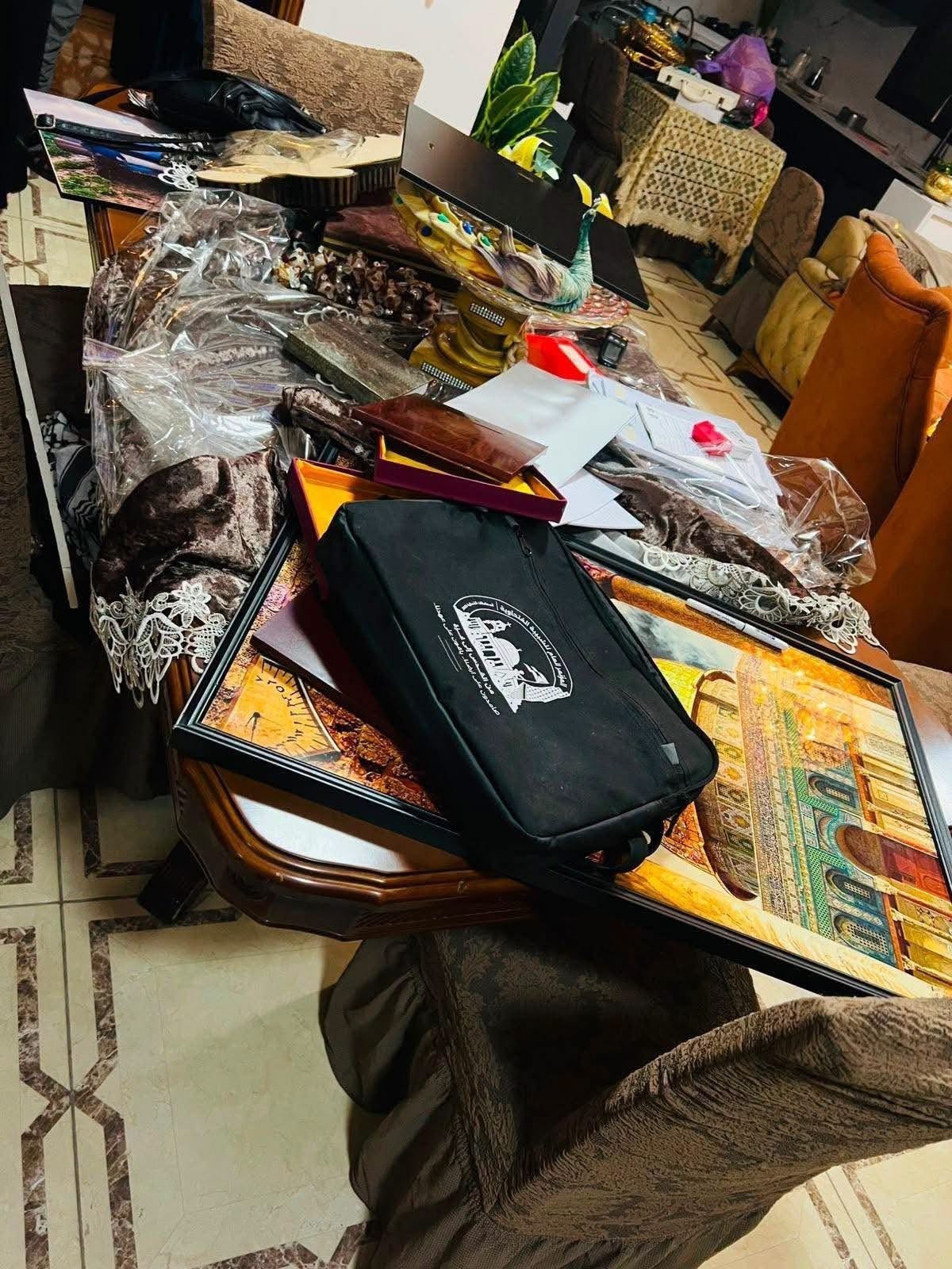 القوات تعبث بالمحتويات وتوجه تهديدات مباشرة عقب اقتحام منزل مؤيد شعبان