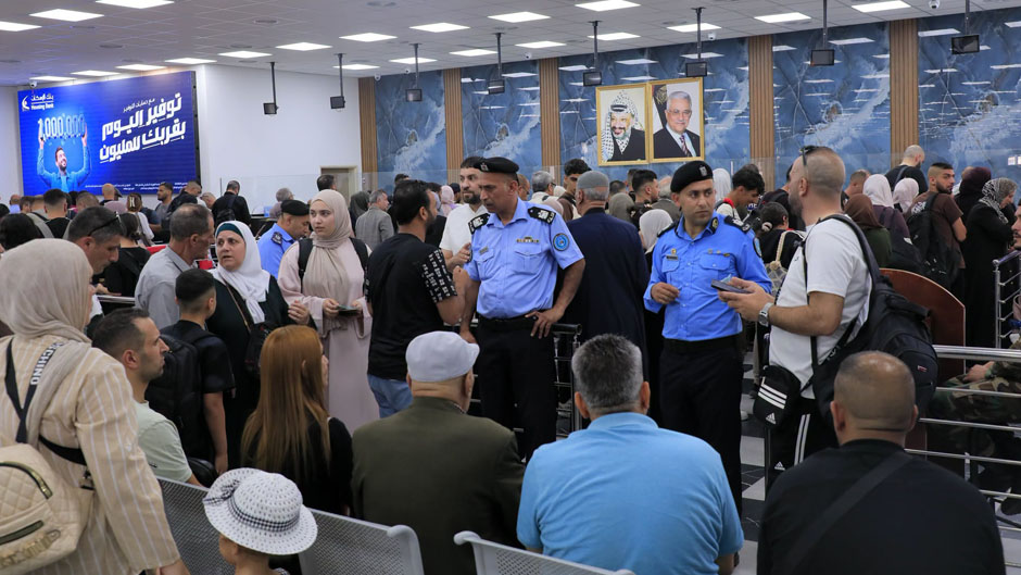 "تنقل 41 ألف مواطن عبر معبر الكرامة": إحصائية أسبوعية وضبط 30 مطلوباً