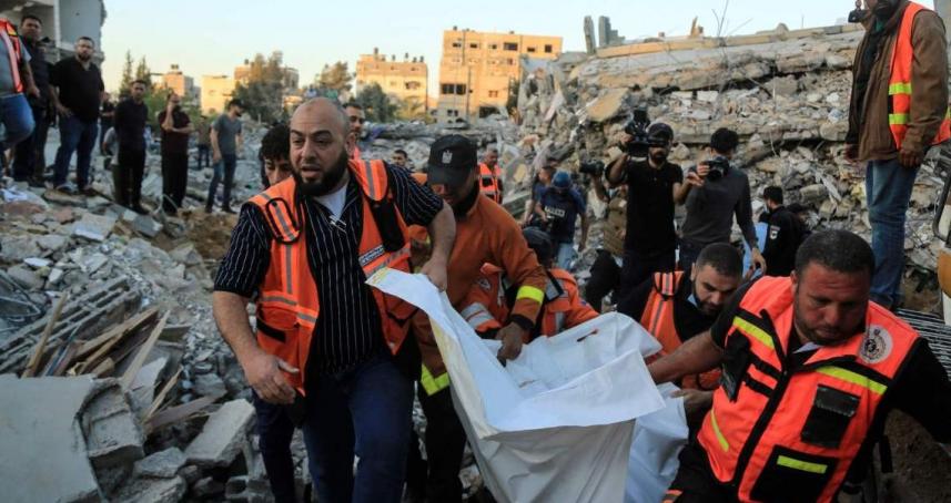 الدفاع المدني بغزة ينتشل جثامين ورفات 8 شهداء من تحت أنقاض منزل بتل الهوا