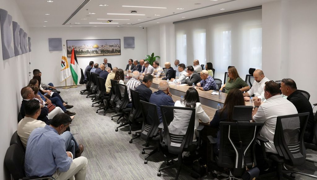 نائب رئيس دولة فلسطين حسين الشيخ يتحدث خلال استقباله وفد نقابة الصحفيين والإعلاميين في رام الله