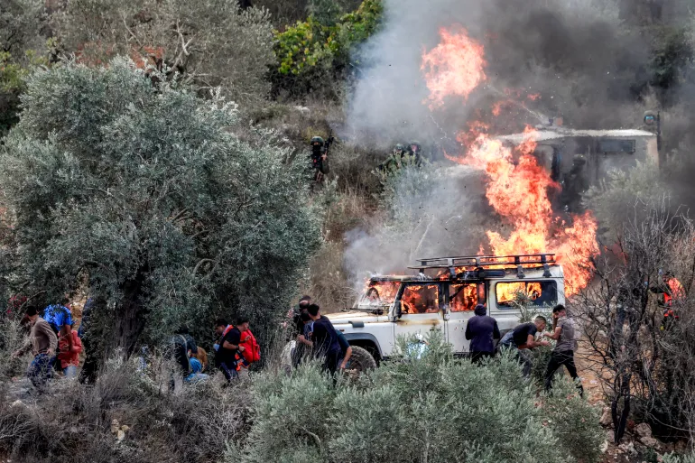 هجوم شنّه مستوطنون على قرية بيتا الفلسطينية في مدينة نابلس بالضفة الغربية المحتلة (الفرنسية)